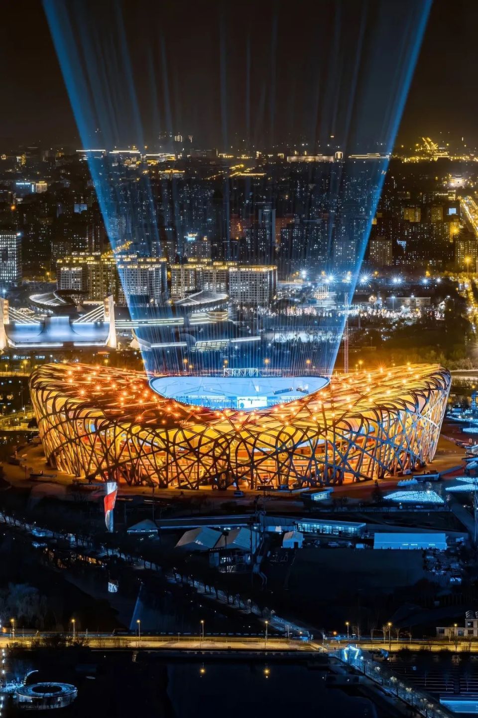 国家游泳中心(水立方)等奥运地标建筑,而摇身变为北京黄金中轴线的