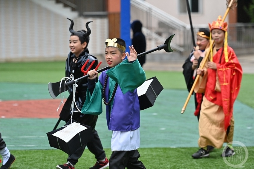 300余名小学生化身书中经典人物上演阅读狂欢