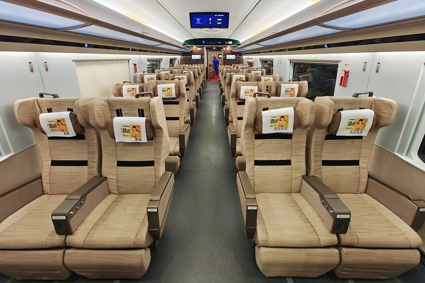 1月6日拍摄的cr400bf-z型"复兴号"智能动车组一等座车厢.