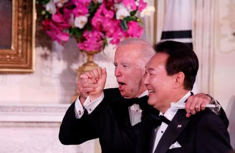 韩总统尹锡悦白宫献唱，拜登都被“惊”