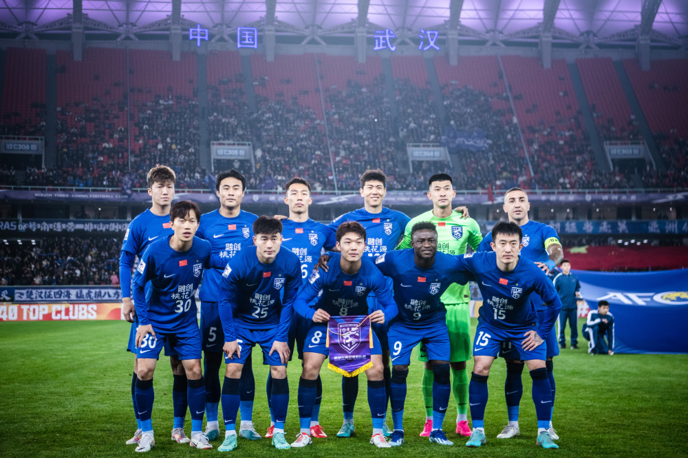 12月6日,浦项铁人队球员李昊宰(右)和武汉三镇队球员贺惯在拼抢时双双