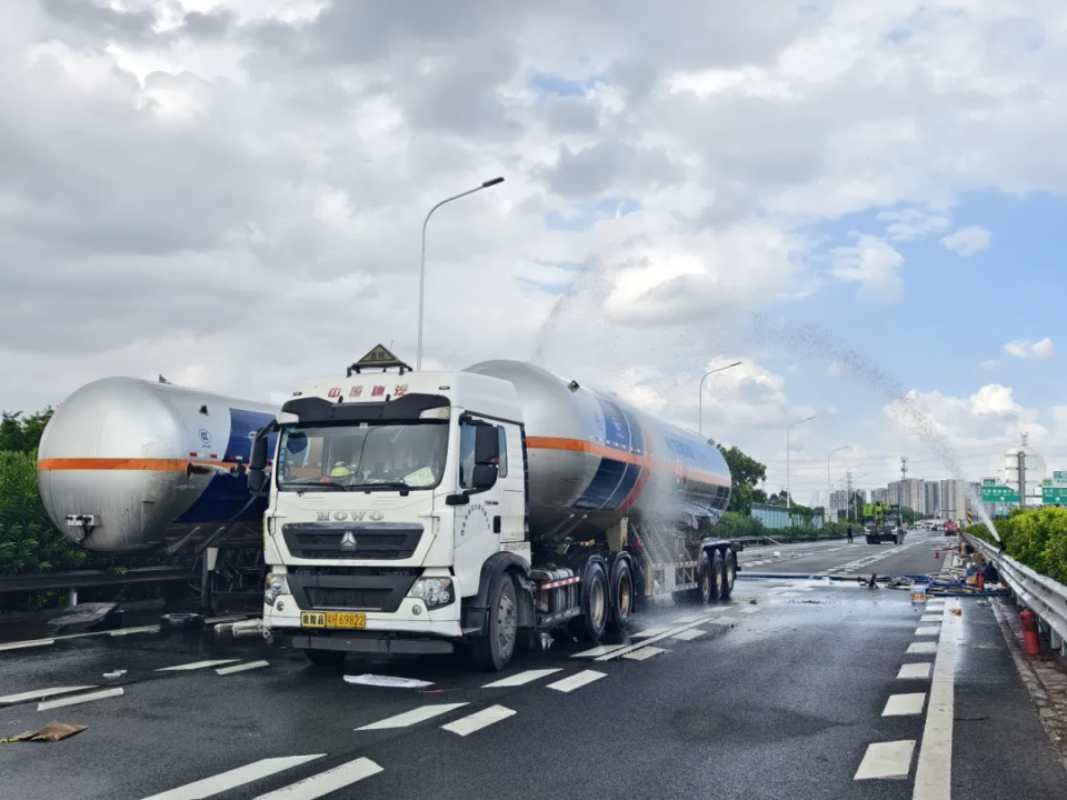 佛山消防救援队伍快速反应,英勇无畏,处置科学,面临液化石油气随时