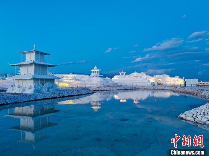 "天空之镜"青海茶卡盐湖迎旅游高峰:人在湖间走,宛如画中游