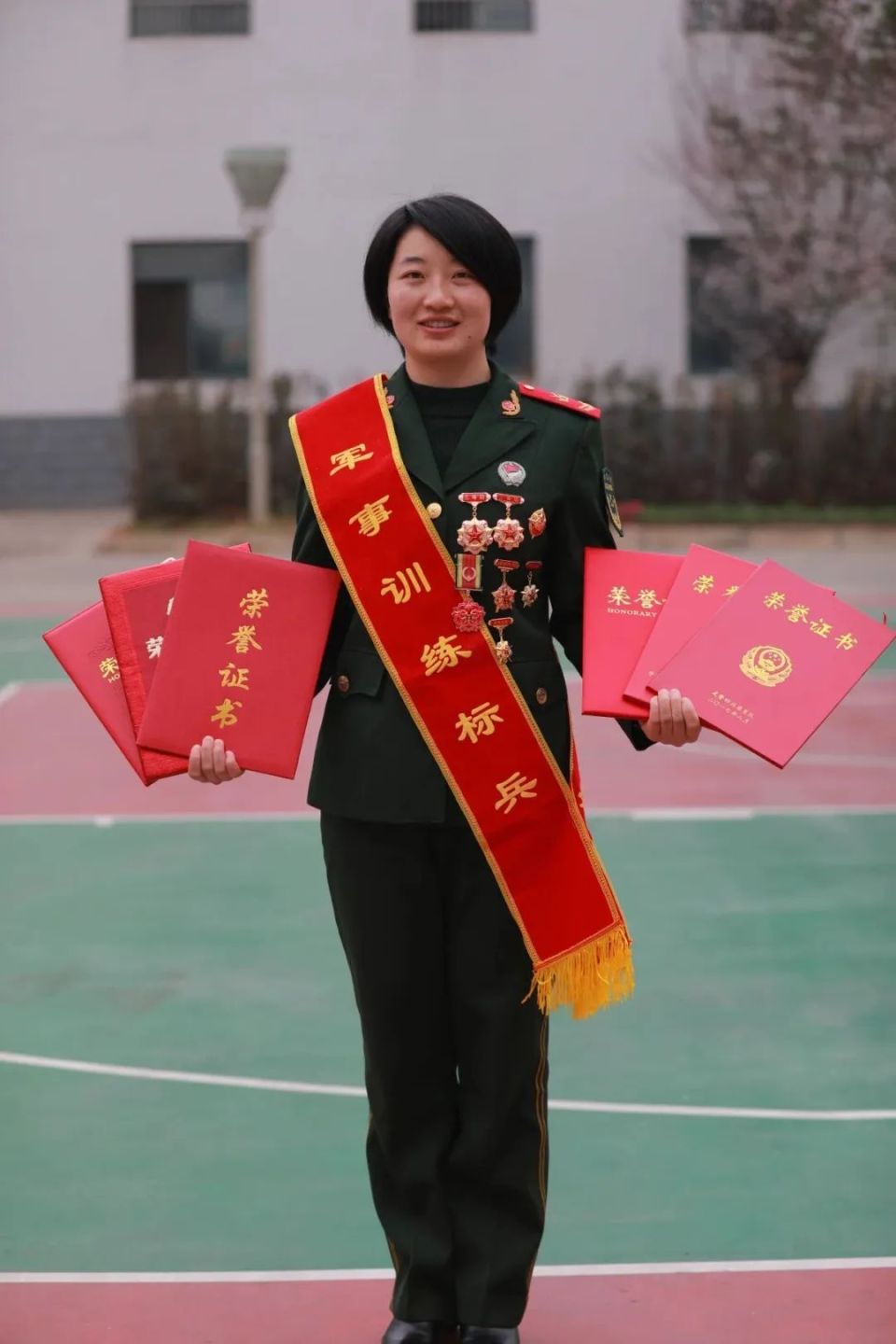 武警女兵军校图片