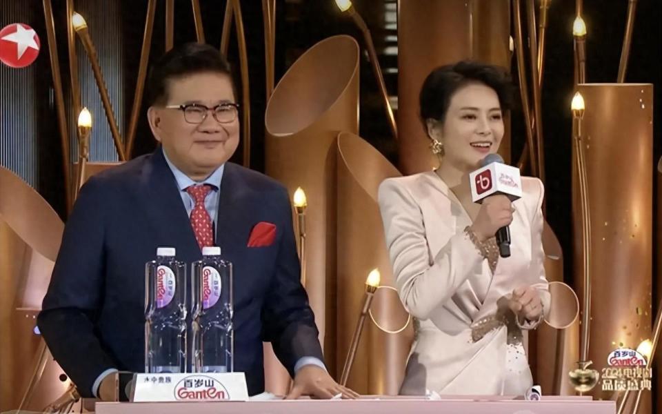 上海美女主持陈辰二胎产后回归腰身苗条恢复迅速网友一姐回来了