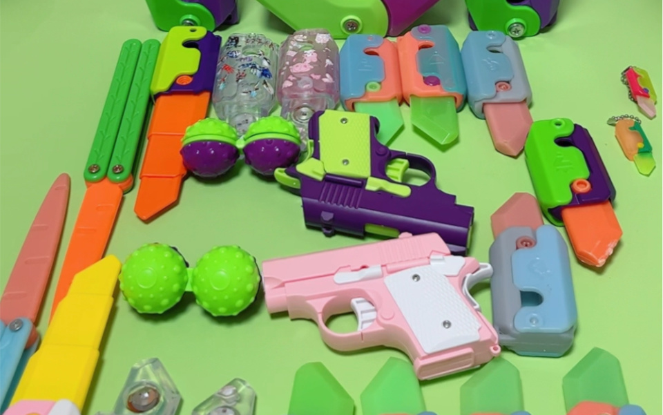 看谁不爽刀一下玩具萝卜刀人手一把它为何让小学生如此痴迷