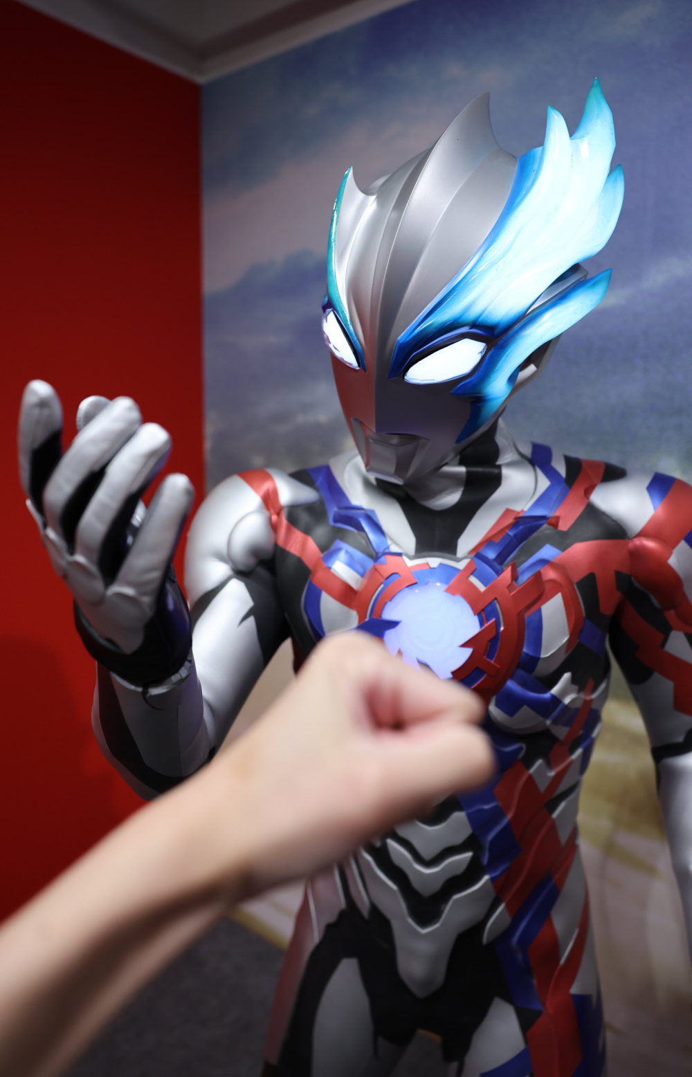 布莱泽奥特曼线下皮套造型引热议社会气息十足弦人你不服气吗