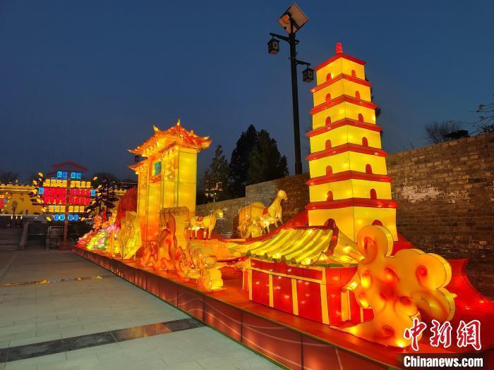 河南陕州地坑院灯展呈现多样文化