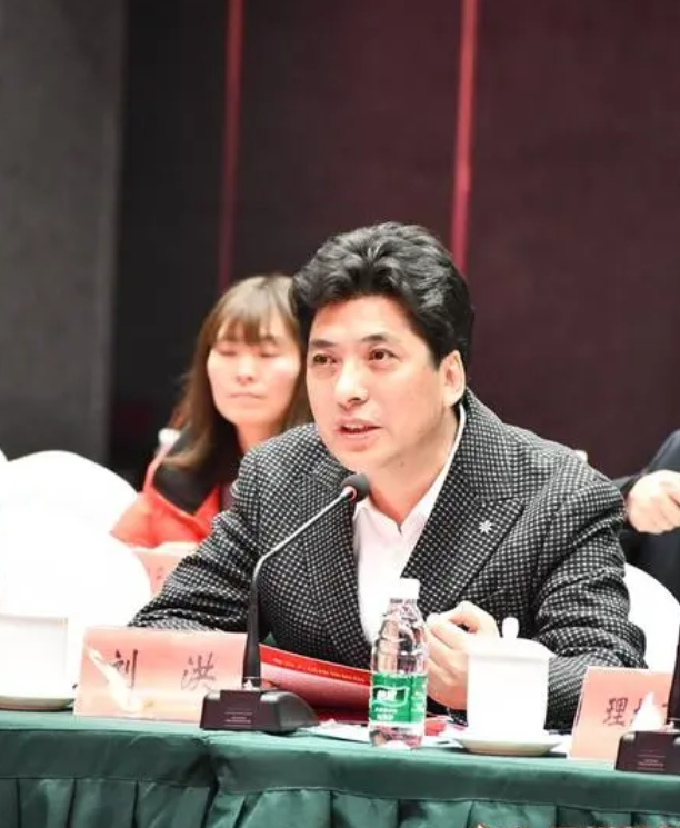 四川刘洪局长因网友投诉查封酒店凭长相帅气出名履历太亮眼