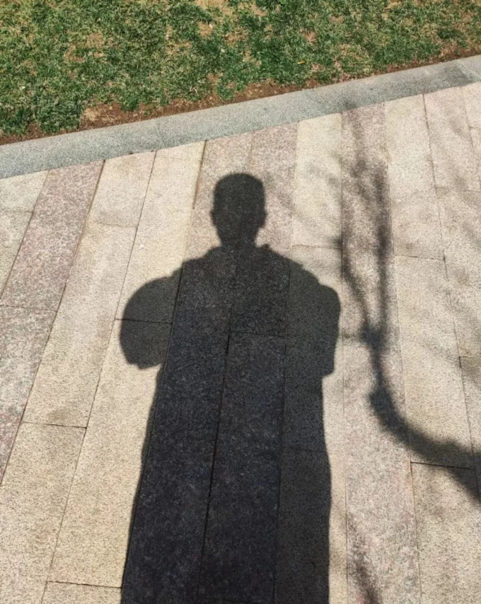 图 | 剃完寸头,方遥拍影子留念不止一次,方遥明显感觉到,剃完寸头之后