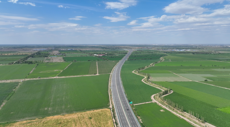 美哉六师s21阿乌高速公路绘就靓丽风景线