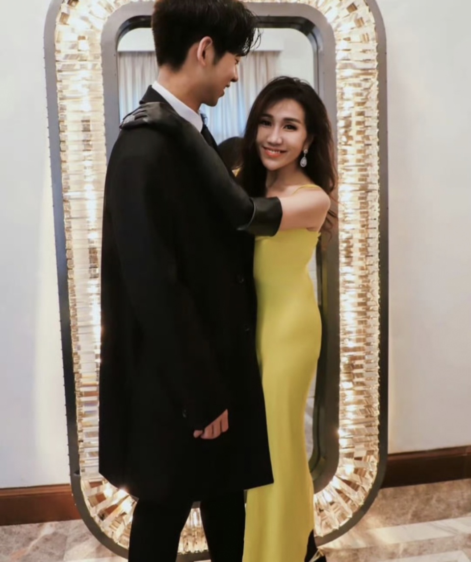 赌王女儿何超盈晒美照,身材暴瘦变蛇精脸,和老公贴身拥抱秀恩爱_腾讯