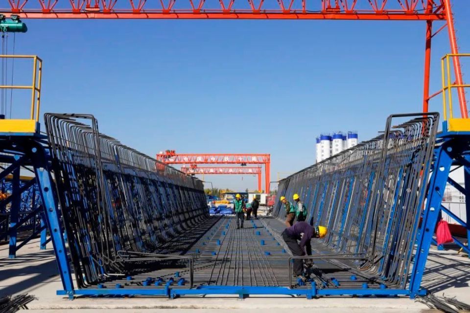 津潍高铁潍坊制梁场首榀箱梁成功浇筑