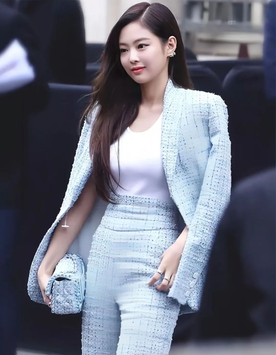 天天被拿着放大镜评判的 Jennie，还能火多久？_腾讯新闻