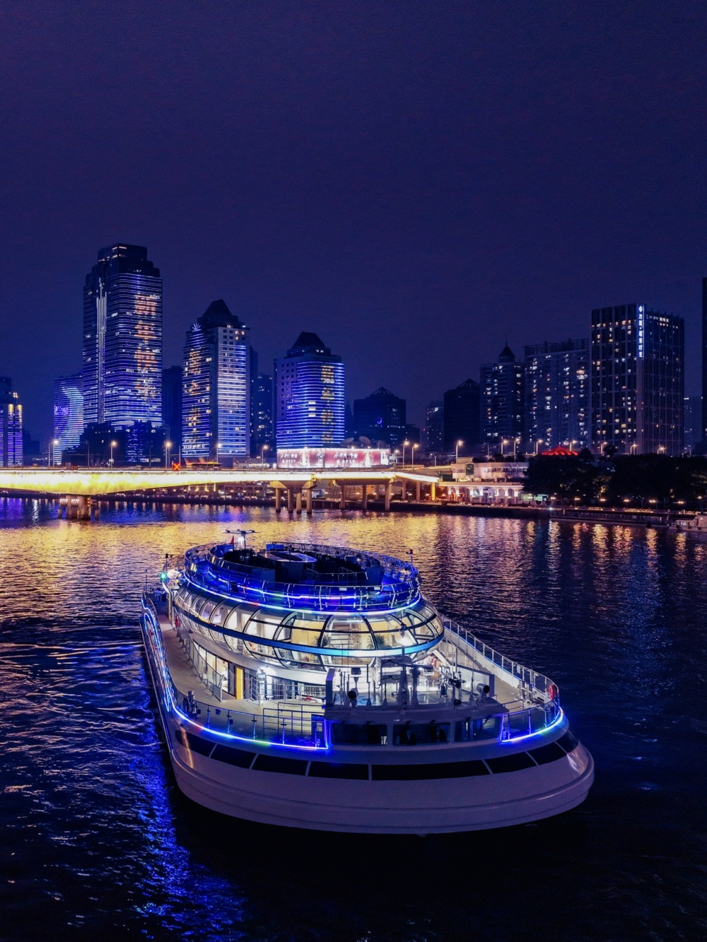 500客位的"珠江翡翠"号游船下水后,成为目前广州珠江夜游最大的纯电动