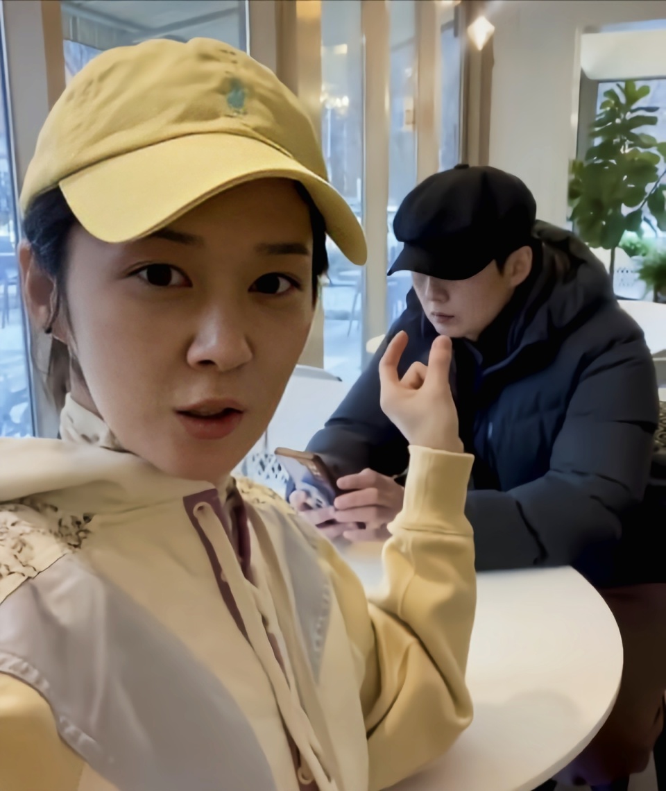 张娜拉分享的照片中,她和亲哥哥一起去度假,兄妹俩看着好亲密,感情
