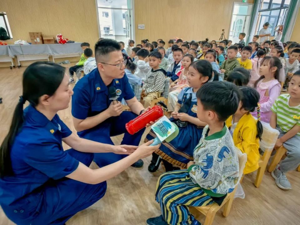 摸一摸,玩一玩开展消防安全知识活动绍兴市柯灵第二幼儿园5月31日