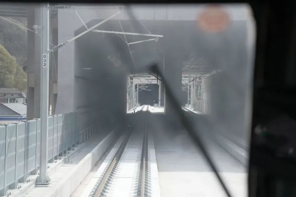 人妻中文字幕视频引发网络热议，网友纷纷表态支持，专家呼吁理性看待，社会影响值得深思