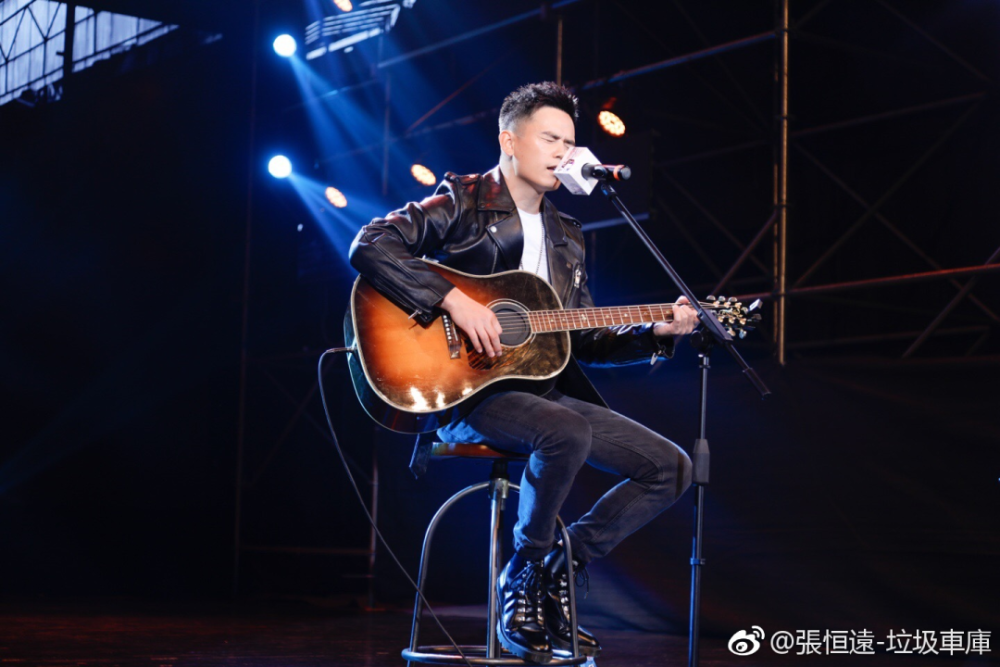 当年,他还获得了第11届华鼎华语最佳新人歌手奖.