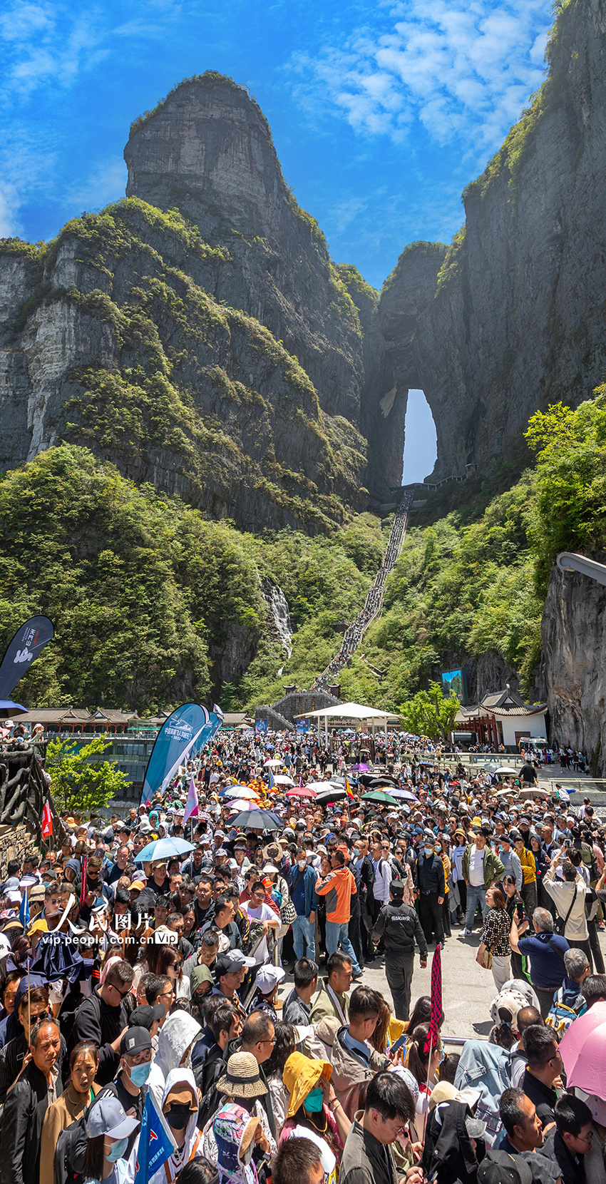 湖南张家界中国翼装飞人张树鹏成功穿越天门洞