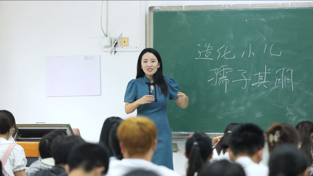 随后几天,何楚涵围绕"陶渊明:喝酒才是人生大事""中年看西游,我们都是