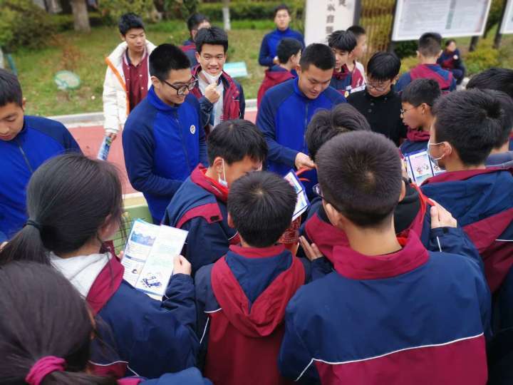 这所中学好热闹,穿制服的叔叔阿姨给穿校服的孩子们进行安全教育