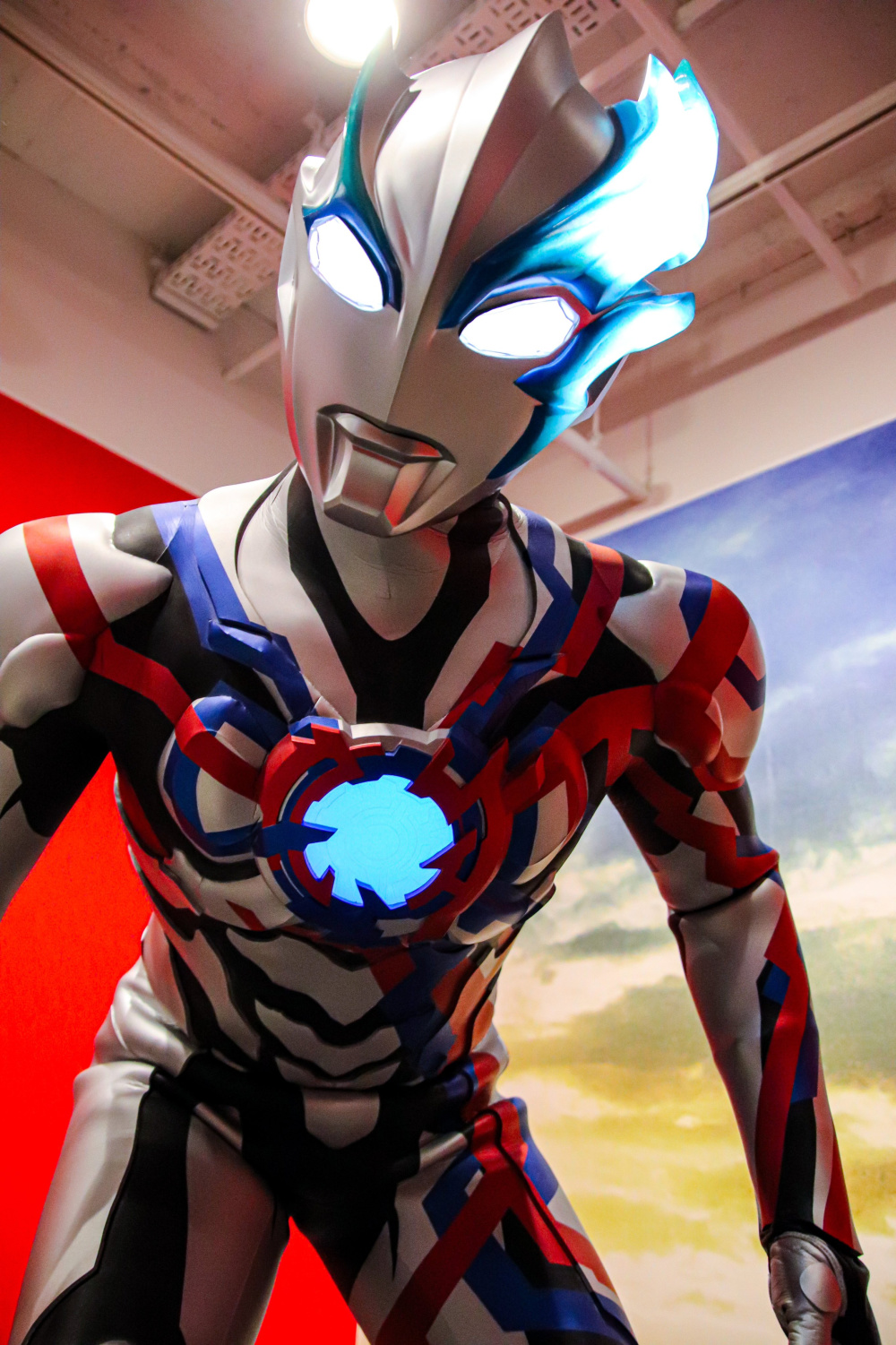 布莱泽奥特曼线下皮套造型引热议社会气息十足弦人你不服气吗