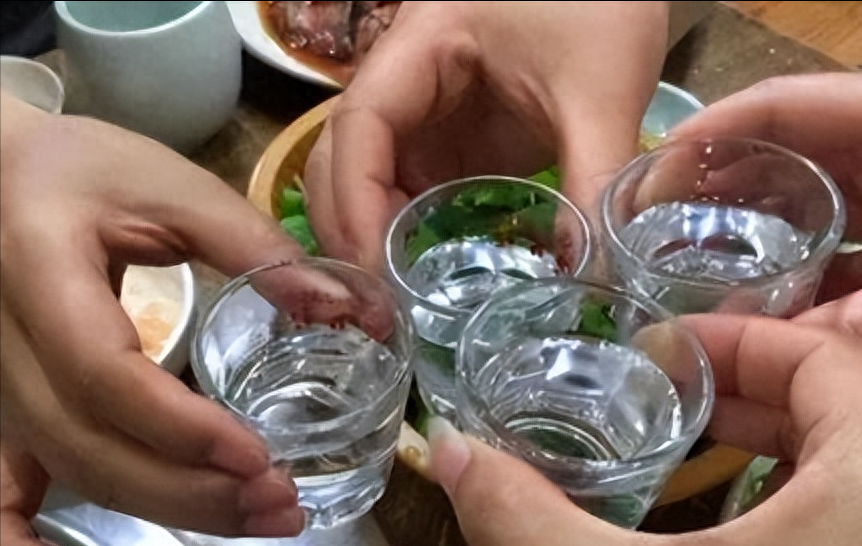 喝酒前除了不能吃头孢,还有5种药吃完也不能喝酒,告诉你的酒友_腾讯