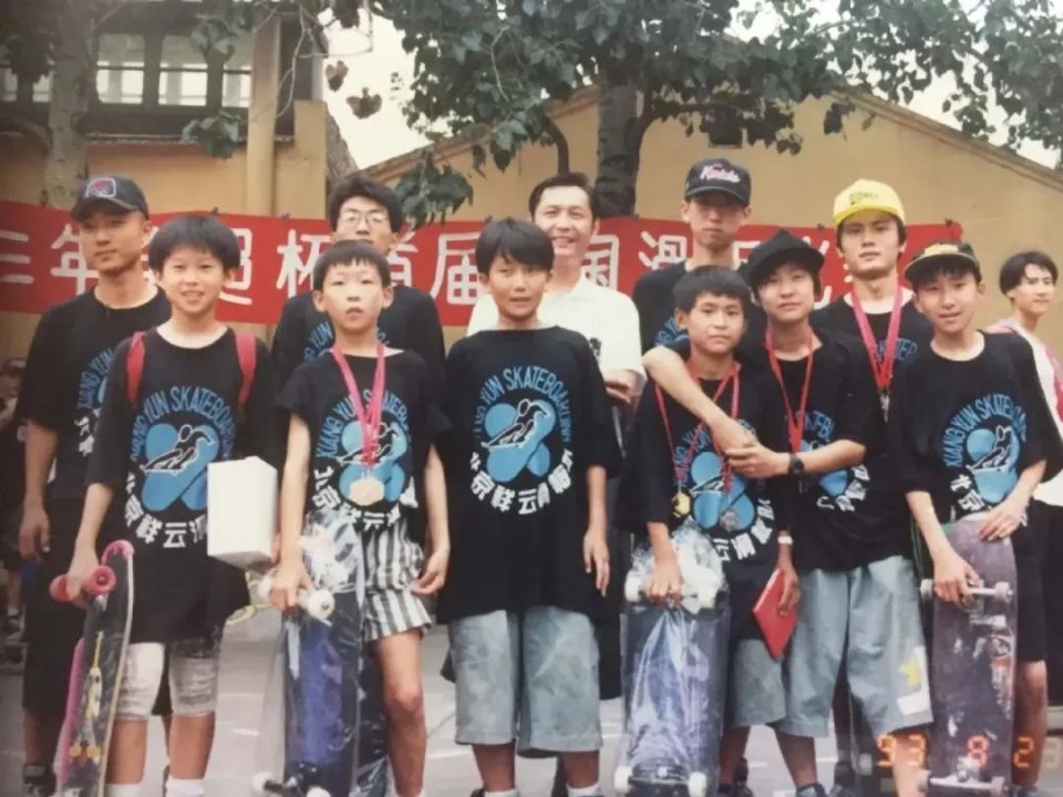 KTV 开箱 - 90 年代中国第一，身手不凡，金超滑板_腾讯新闻