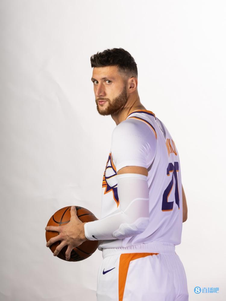 努尔基奇太阳首秀半场独得10分12板 正负值高达 23_腾讯新闻