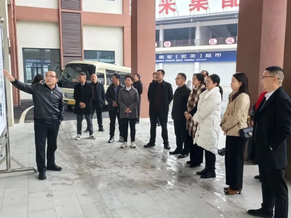 在花坪镇刀背垭村,调研组先后来到洪山菜薹基地,建始县电商冷链物流