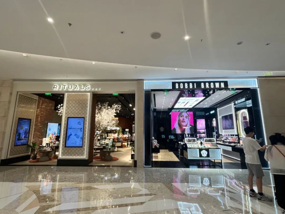 新街口德基这样的重奢商场布局;珠宝品牌ahkah,乃首次进入南京