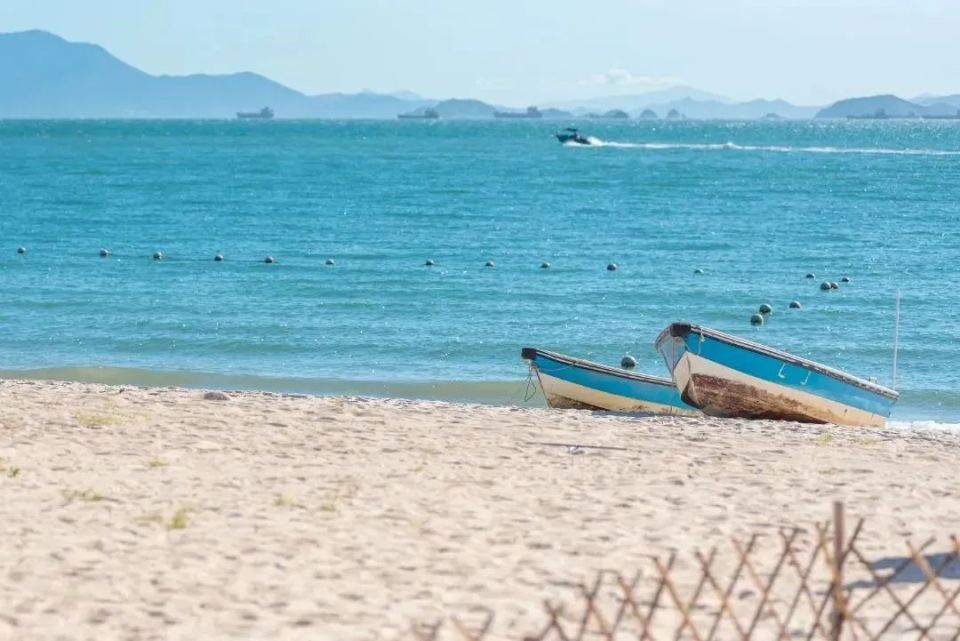 "而著称,拥有27公里的海岸线,三面环山,一面临海,位于惠东县东南部