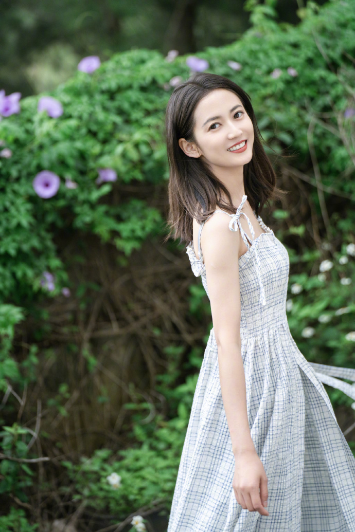 陈钰琪再晒美照,吊带长裙清纯甜美,笑容灿烂宛如初恋