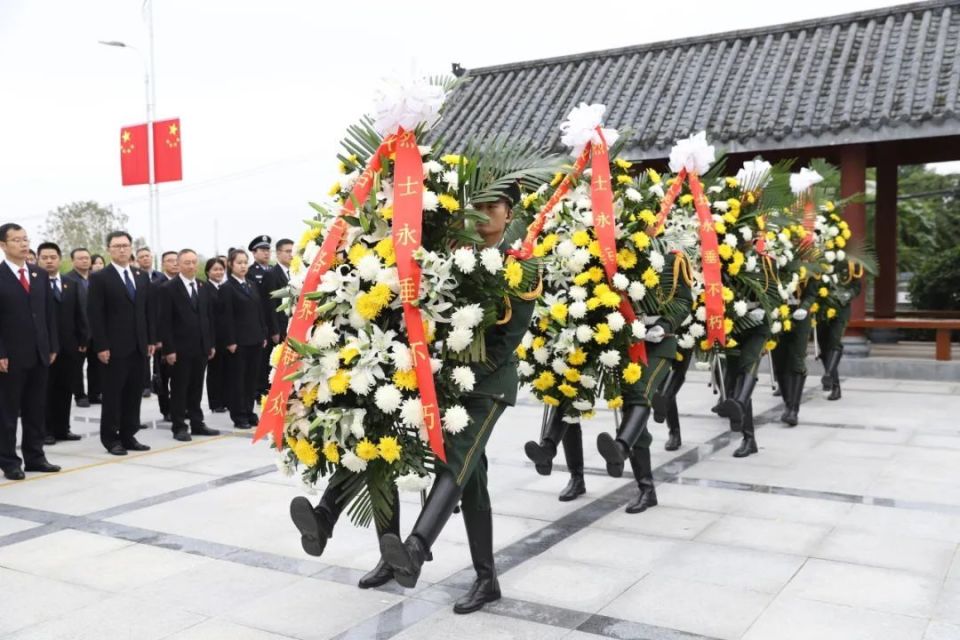 苍松滴翠,清风轻拂;英雄丰碑,巍然耸立.上午9时,烈士公祭仪式开始.