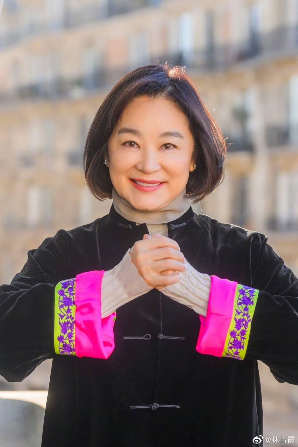 69岁林青霞再获大奖!撞伤肋骨后久违现身,身材圆润气质动人