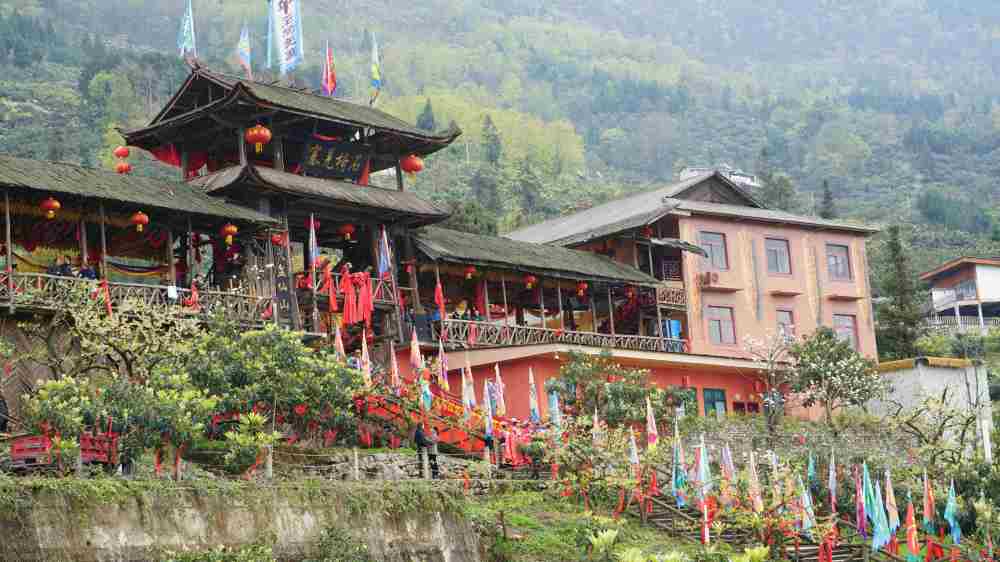 我们的家园|四川石椅羌寨:群山环绕 峰峦叠翠_腾讯新闻