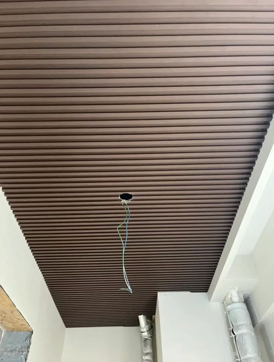 如果阳台上的晾衣架还有照明灯需要维修的话,直接把铝扣板的吊顶拆卸