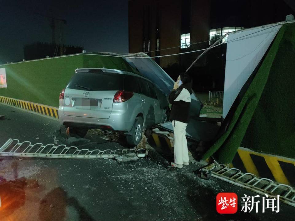 连环撞！撞护栏后慌乱中把油门当刹车，结果又撞上围挡_腾讯新闻