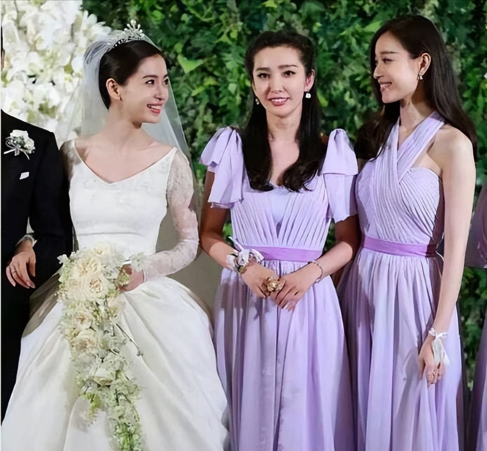 当初黄晓明和baby的世纪婚礼,李冰冰可是领衔伴娘之首.