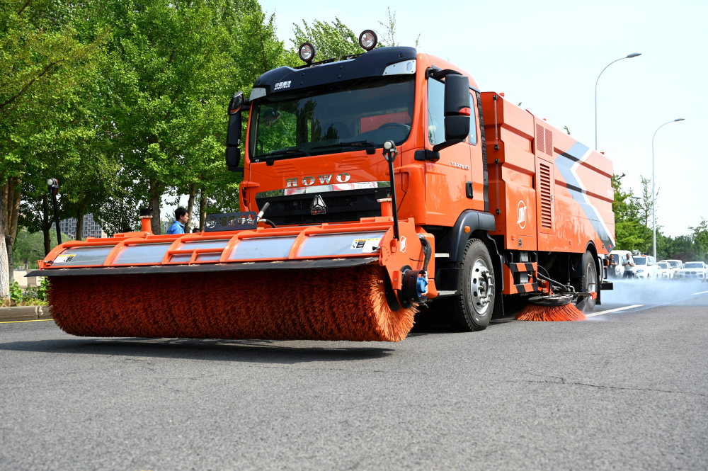 沈阳环卫工作提质增效再添新"神器" 全无人驾驶清扫车亮相沈阳街头