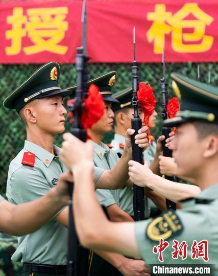 武警桂林支队举行授枪仪式:新战士们的"成人礼"