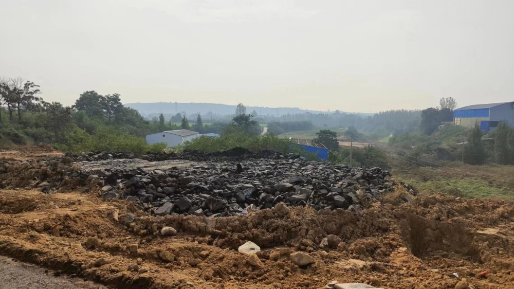 河南一省道沿线出现大量黑矿渣，村民：大车半夜偷倒，私家车打掩护