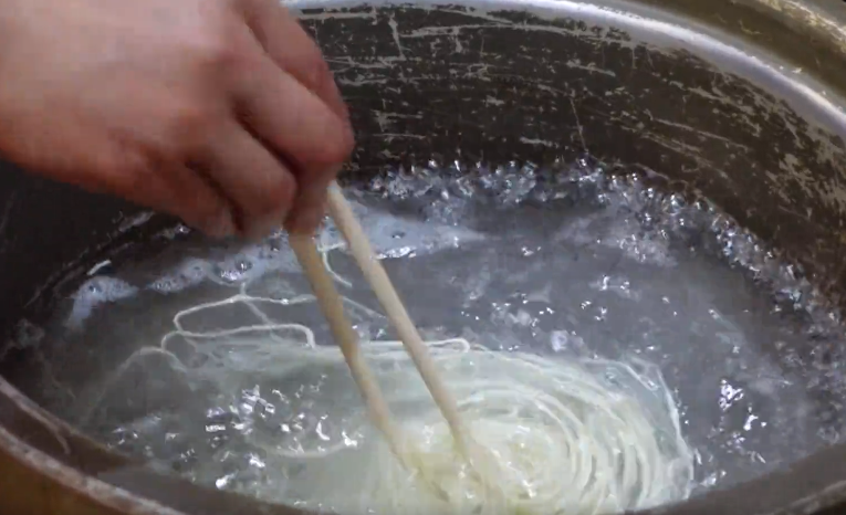 鲜面条,开洋,葱油,生抽,老抽,白糖,鸡精煮上一碗面,再加上炸到微焦的