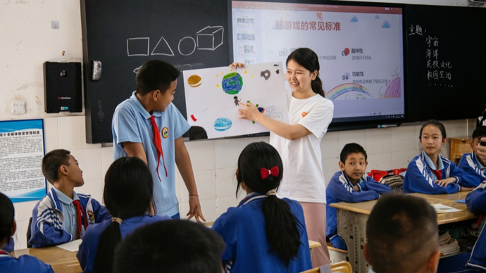 县政府出发,沿着蜿蜒的山路开车约两个半小时,拍艿执锎笄畔缢バ