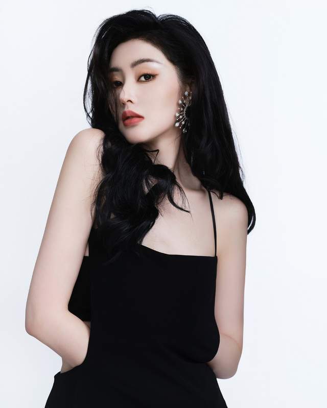 张天爱晒酷照瘦成骨头架子性感吊带裙大露美背卷发妩媚太撩人