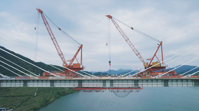 湖南最大跨度钢混组合梁斜拉桥合龙