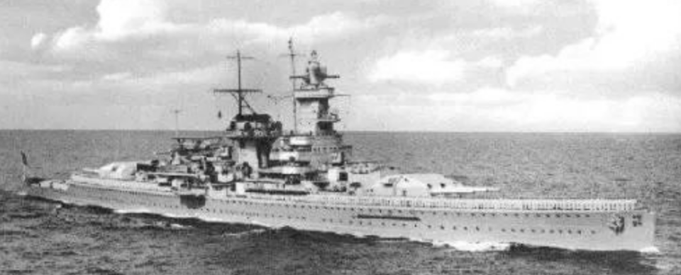 图为"舍尔海军上将"号袖珍战列舰别利亚耶夫得到这个消息后一个头