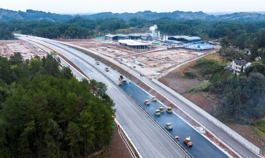 渝湘复线高速巴彭段进入路面铺装_腾讯新闻
