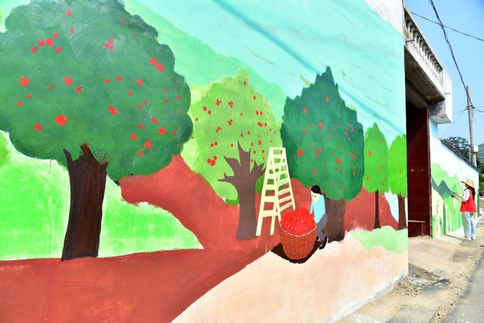山亭区水泉镇:大学生暑期实践展才艺,手绘墙画靓乡村